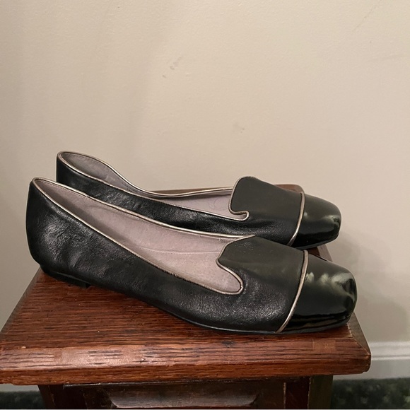 Tahari Caroline Black Leather Patent Cap Toe Loafer Flats - Picture 6 of 8